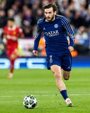 Khvicha Kvaratskhelia gia nhập PSG